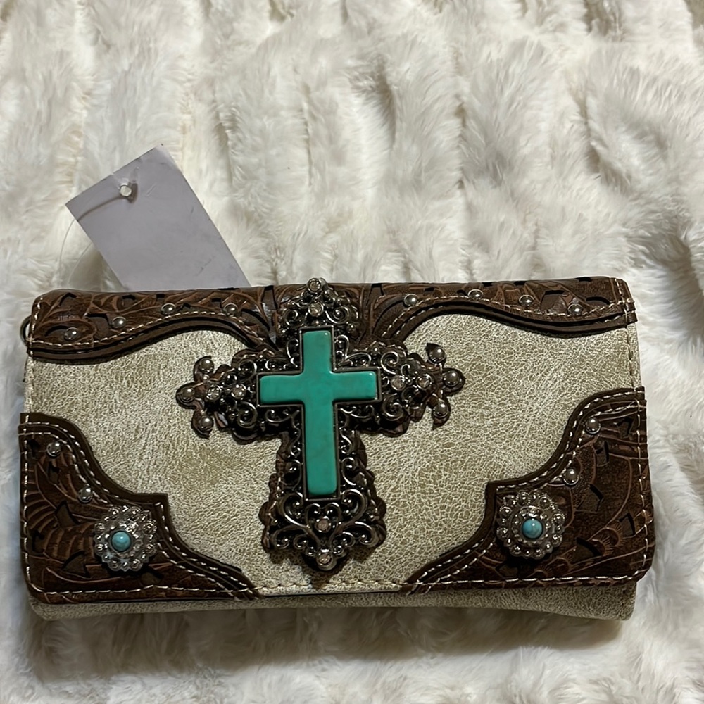 Crossbody wallet on chain.